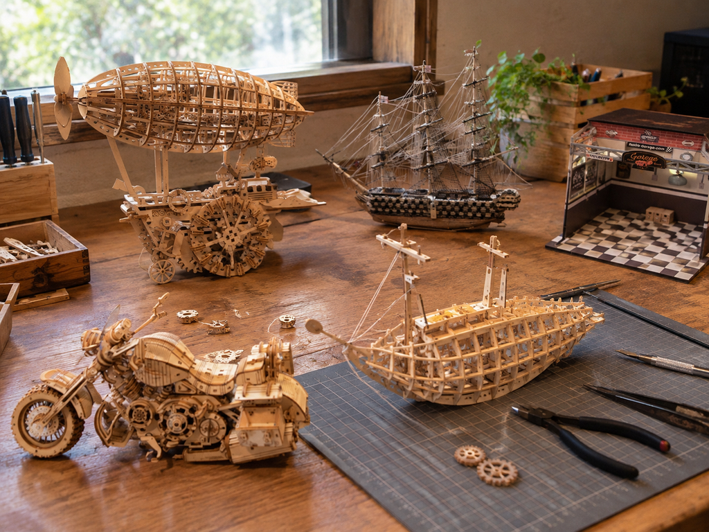 タクシーの作業机と、並んだ工具・制作途中の作品